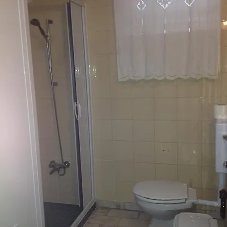 ゲストハウス Alojamentos A Buraca *