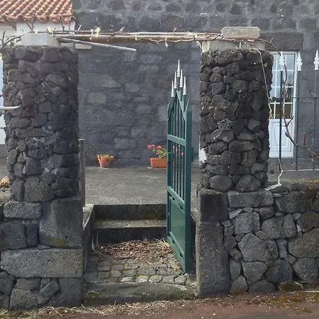 ゲストハウス Alojamentos A Buraca *