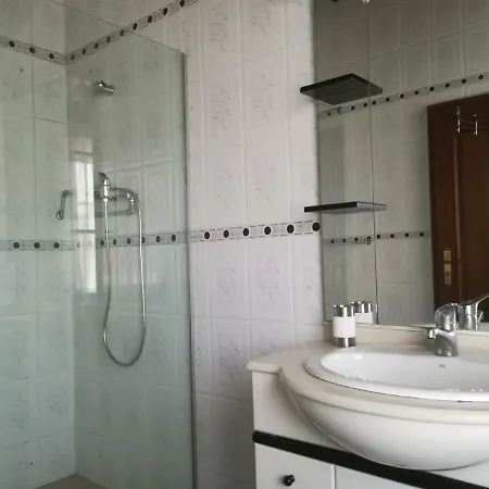 ゲストハウス Alojamentos A Buraca